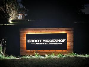 un signo que lee el miditerator de soporte en una pared de madera en Groot Middenhof en Kamperland