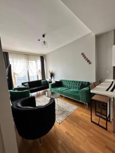 sala de estar con sofá verde y mesa en Kozapark Rezidans 1+1 en Esenyurt