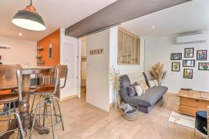 salon z kanapą i stołem w obiekcie Le carpe diem, appt à 10 min de Nîmes w mieście Bouillargues