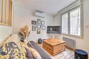 salon z kanapą i telewizorem w obiekcie Le carpe diem, appt à 10 min de Nîmes w mieście Bouillargues +11 zdjęć