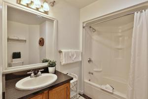 uma casa de banho branca com um lavatório e um chuveiro em The Birch Ridge- European Room #8 - King Suite in Killington, Vermont, Hot Tub, home em Killington