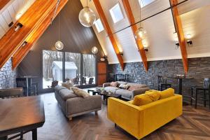 uma sala de estar com dois sofás e uma parede de pedra em The Birch Ridge- European Room #8 - King Suite in Killington, Vermont, Hot Tub, home em Killington
