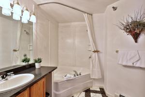 uma casa de banho com um lavatório, uma banheira e um WC. em The Birch Ridge- Blue Velvet Room #10 - Queen Suite in Killington, Vermont, Hot Tub, Lounge, home em Killington