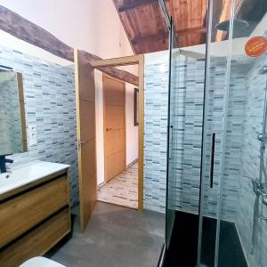 een badkamer met een glazen douche en een wastafel bij Casa brañas 