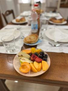 talerz owoców na drewnianym stole w obiekcie Lo Scrigno Barocco w mieście Lecce