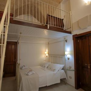 um quarto com um beliche e uma escada em Lo Scrigno Barocco em Lecce
