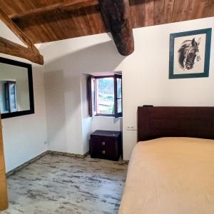een slaapkamer met een paardenfoto aan de muur bij Casa brañas 