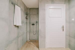 科斯城的住宿－Casa Gemma，带淋浴的浴室和玻璃门