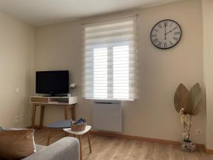 TV a/nebo společenská místnost v ubytování Gîte Au bord du Halage