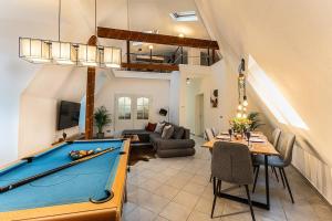 ein Wohnzimmer mit einem Billardtisch in der Unterkunft Loft mit Billard-Tisch und PS4 in Wuppertal