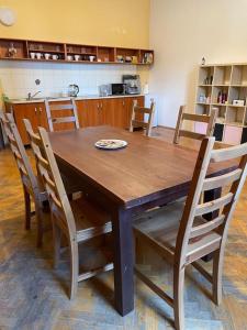 - une table et des chaises en bois dans la cuisine dans l'établissement Pokoje dominikańskie / Dominican rooms, à Wrocław