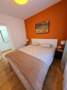 En eller flere senge i et værelse på Cozy Montanita Apartment + 3 billeder