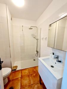 Et badeværelse på Cozy Montanita Apartment