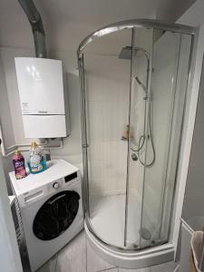 y baño con ducha y puerta de cristal. en *Luxurious and Spacious family apartment*, en Viena