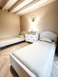 een slaapkamer met een bed en een dressoir in een kamer bij Svencele Lounge Apartments in Svencelė