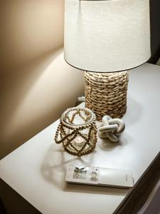 une table avec une lampe et un téléphone portable dans l'établissement Svencele Lounge Apartments, à Svencelė
