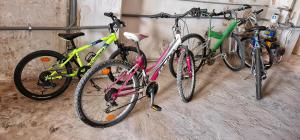 Tre biciclette sono allineate contro un muro di Casa SantaBarbara a Marina di Ragusa