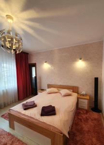 ein Schlafzimmer mit einem großen Bett mit zwei Kissen darauf in der Unterkunft Luk's Central Residence in Constanţa