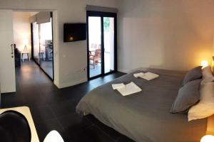 Un dormitorio con una cama grande y una sala de estar. en Apartamento alto stading en urbanización de lujo, en Villaverde 27 fotos más