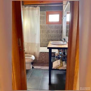 een badkamer met een wastafel en een toilet bij Mora Tempo in Esquel