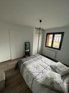 een slaapkamer met een groot bed en een raam bij L'ALPIN in Bourg-Saint-Maurice