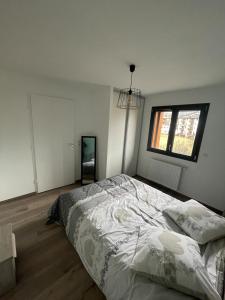 een slaapkamer met een groot bed en een raam bij L'ALPIN in Bourg-Saint-Maurice +13 foto's