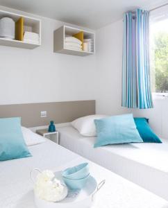 Domaine de l'Epinette في Châtillon: غرفة بسريرين ووعاء على طاولة +111 صورة