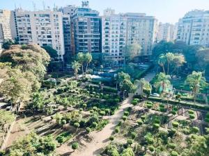 una vista aérea de un jardín con árboles y edificios en 17 ميدان اسوان, en El Cairo