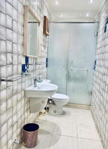 y baño con aseo, lavabo y ducha. en 17 ميدان اسوان, en El Cairo