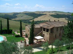 um grande edifício de pedra com uma mesa em frente em Agriturismo Vergelle em Montalcino