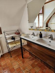 a bathroom with two sinks and a mirror at Manoir de la Maison Blanche in Amboise