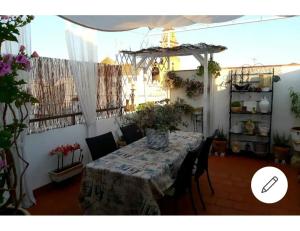 コルドバにあるSanta Marina Flowersのテーブルと椅子が備わる部屋
