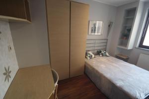 1 dormitorio con 1 cama grande y 1 mesa en Parkowy Apartament, en Wroclaw