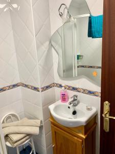 bagno con lavandino e specchio di Habitación González a Málaga