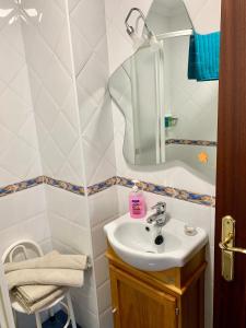 y baño con lavabo y espejo. en Habitación González, en Málaga