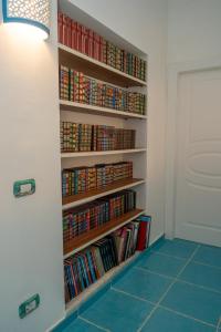 a book shelf filled with books next to a door at Ravello Dream Charming House in Scala