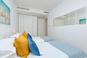 Posteľ alebo postele v izbe v ubytovaní Beachfront Luxury Complex 2BD Sunset Apartment