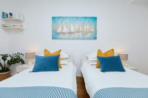 Posteľ alebo postele v izbe v ubytovaní Beachfront Luxury Complex 2BD Sunset Apartment