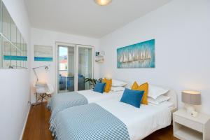 Posteľ alebo postele v izbe v ubytovaní Beachfront Luxury Complex 2BD Sunset Apartment