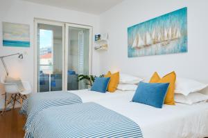 Posteľ alebo postele v izbe v ubytovaní Beachfront Luxury Complex 2BD Sunset Apartment