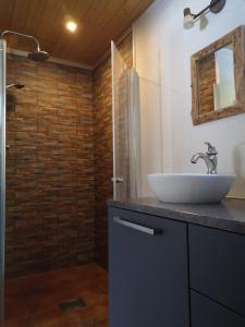 een badkamer met een witte wastafel en een douche bij Metsaräägu Wellness 