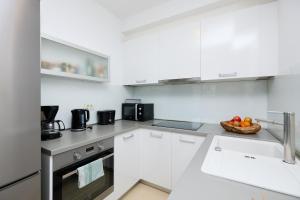 Kuchyňa alebo kuchynka v ubytovaní Beachfront Luxury Complex 2BD Sunset Apartment