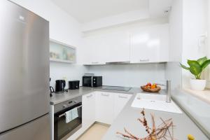 Kuchyňa alebo kuchynka v ubytovaní Beachfront Luxury Complex 2BD Sunset Apartment