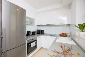 Kuchyňa alebo kuchynka v ubytovaní Beachfront Luxury Complex 2BD Sunset Apartment