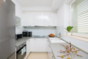 Kuchyňa alebo kuchynka v ubytovaní Beachfront Luxury Complex 2BD Sunset Apartment