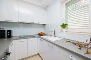 Kuchyňa alebo kuchynka v ubytovaní Beachfront Luxury Complex 2BD Sunset Apartment