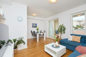 Posedenie v ubytovaní Beachfront Luxury Complex 2BD Sunset Apartment