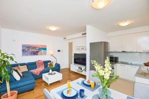 Kuchyňa alebo kuchynka v ubytovaní Beachfront Luxury Complex 2BD Sunset Apartment