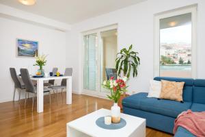 Posedenie v ubytovaní Beachfront Luxury Complex 2BD Sunset Apartment