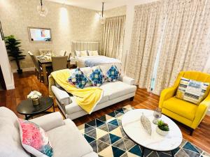 ein Wohnzimmer mit einem Sofa, einem Bett und einem Tisch in der Unterkunft Luxury Casa - Indigo Sea View Apartment JBR Beach 2BR in Dubai